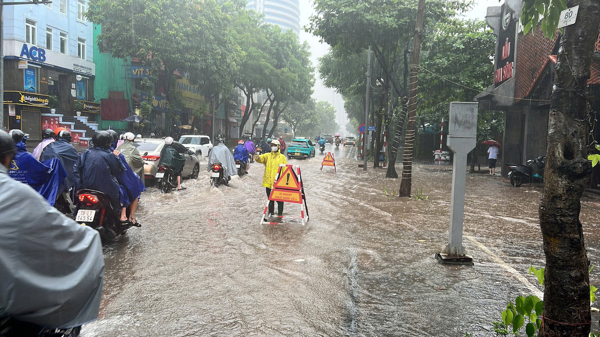 Hà Nội: Mưa lớn xuyên đêm, giao thông giờ cao điểm gặp khó khăn